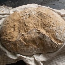 Прикрываем буханку свисающими кусками ткани и убираем в холодильник на 6-8 часов.