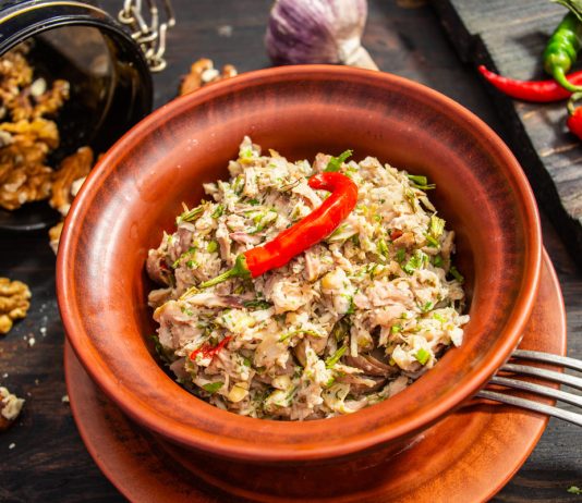 Салат из курицы с орехами без майонеза