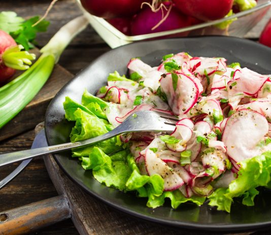 Салат из редиски и зелени с оливковым маслом - Постные блюда Салат из редиски и зелени с оливковым маслом