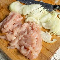 Филе куриной грудки нарезаем длинными узкими ломтиками.