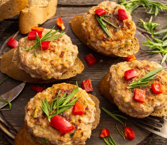 Жареные сочные котлеты на пергаменте на сковороде - Основные блюда и гарниры Жареные сочные котлеты на пергаменте на сковороде.