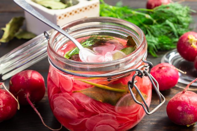Маринованный редис с медом и пряными травами