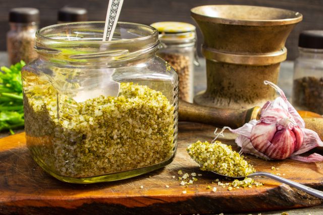 Пряная соль со стрелками чеснока Пряная соль со стрелками чеснока