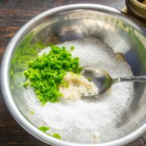 Добавляем пропущенные через мясорубку стрелки чеснока. Добавляем пропущенные через мясорубку стрелки чеснока.