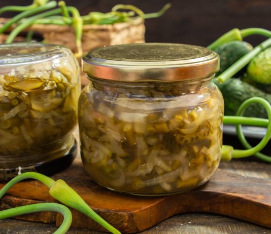 Салат из огурцов с чесночными стрелками на зиму