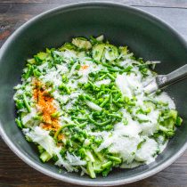 Насыпаем соль, сахарный песок и острый красный перец.