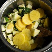 Добавляем очищенный и нарезанный толстыми кружочками картофель. Добавляем очищенный и нарезанный толстыми кружочками картофель.