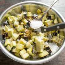 Нарезанные баклажаны посыпаем крупной морской солью. Нарезанные баклажаны посыпаем крупной морской солью.