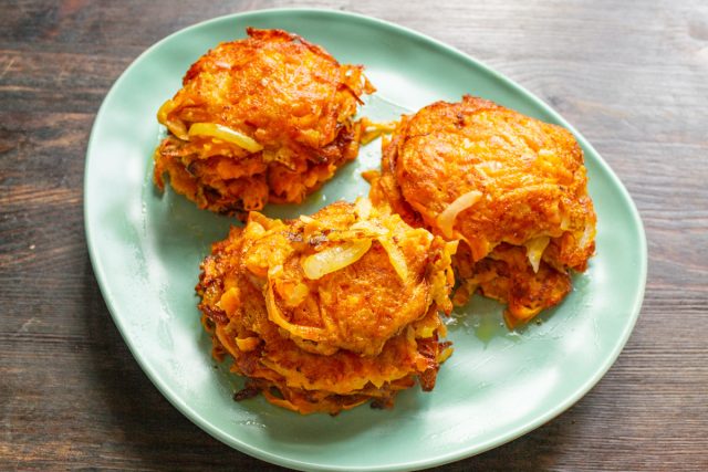 Подаем на стол горячими, очень вкусно со сметанным или йогуртовым соусом. Подаем на стол горячими, очень вкусно со сметанным или йогуртовым соусом.