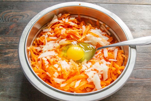 Разбиваем в миску с овощами куриное яйцо. Если яйца мелкие, то возьмите 2 штуки. Разбиваем в миску с овощами куриное яйцо. Если яйца мелкие, то возьмите 2 штуки.