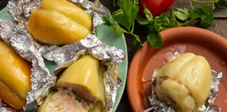 Фаршированный перец с рисом и фаршем запеченный в фольге