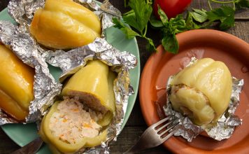 Фаршированный перец с рисом и фаршем запеченный в фольге