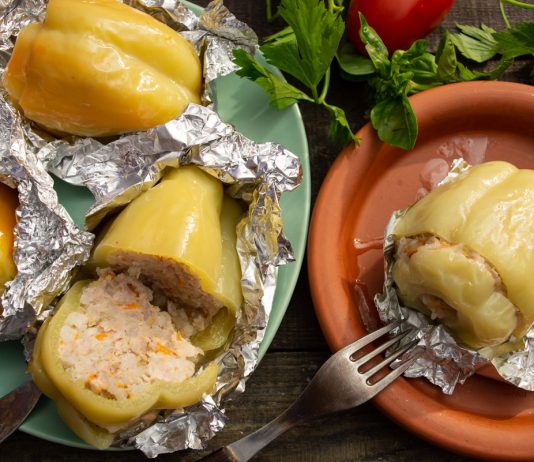 Фаршированный перец с рисом и фаршем запеченный в фольге