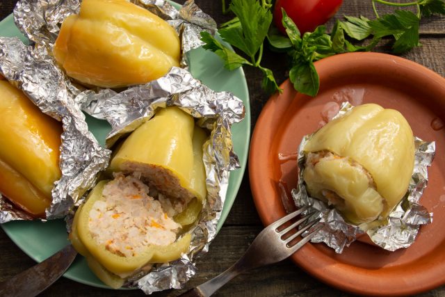 Фаршированный перец с рисом и фаршем запеченный в фольге Фаршированный перец с рисом и фаршем запеченный в фольге
