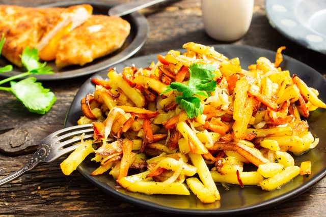 Картошка жареная с морковью и луком