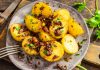 Молодая картошка с лисичками жареная на сковороде