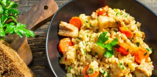 Свиная грудинка с рисом и овощами — вкуснее плова