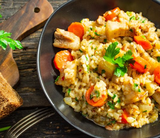 Свиная грудинка с рисом и овощами — вкуснее плова