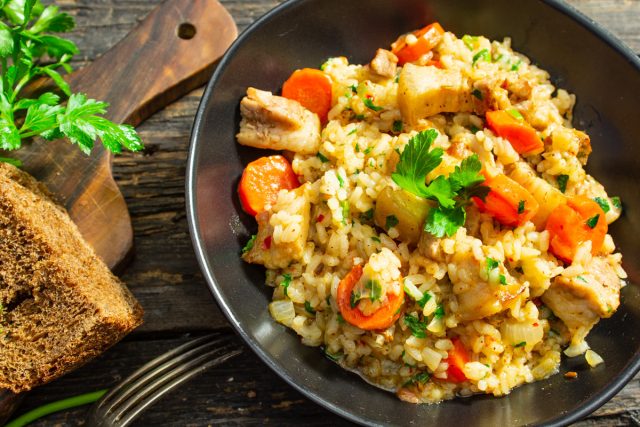 Свиная грудинка с рисом и овощами — вкуснее плова
