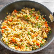 Грудинка с рисом и овощами готова.