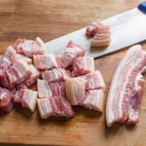 Нежирную свиную грудинку с прослойками мяса нарезаем ломтиками толщиной 1 сантиметр и шириной 3 сантиметра.