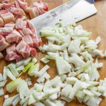 Нарезаем большую головку репчатого лука кубиками.