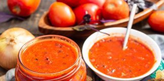 Томатный соус с базиликом и кусочками овощей