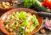 Веганский салат с грецкими орехами и тофу
