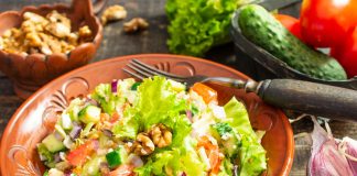 Веганский салат с грецкими орехами и тофу