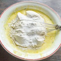 Яйца взбиваем с сахаром и апельсиновой цедрой несколько минут, пока полностью н растворятся крупинки сахара.