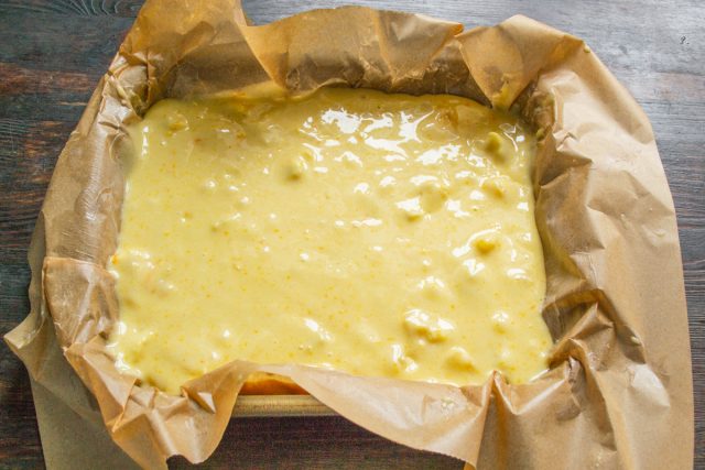 Смазываем бумагу размягченным сливочным маслом. Выкладываем тесто в форму.