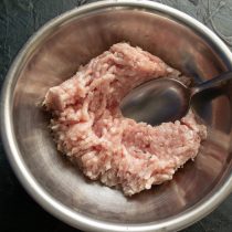 Кладём в миску охлажденный фарш. Кладём в миску охлажденный фарш.
