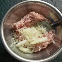 К мясному фаршу добавляем мелко нарезанный репчатый лук. К мясному фаршу добавляем мелко нарезанный репчатый лук.