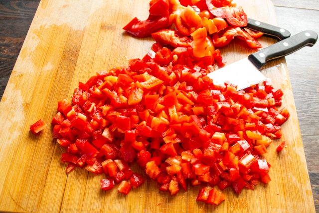 Нарезаем перец сначала соломкой, затем соломку режем мелкими кубиками. Нарезаем перец сначала соломкой, затем соломку режем мелкими кубиками.