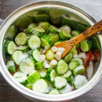 Насыпаем в салат сахарный песок и соль.