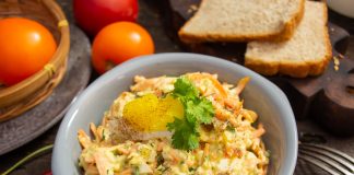Салат из моркови с сыром и яйцом
