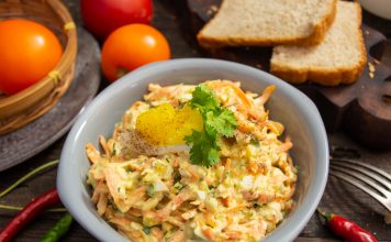 Салат из моркови с сыром и яйцом