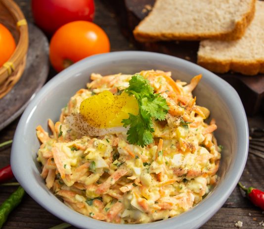 Салат из моркови с сыром и яйцом