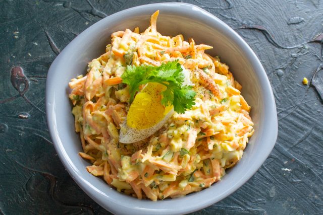 Выкладываем салат из моркови с сыром и яйцом в салатник. Украшаем вареным яйцом, листиком петрушки, посыпаем молотым черным перцем. Выкладываем салат из моркови с сыром и яйцом в салатник. Украшаем вареным яйцом, листиком петрушки, посыпаем молотым черным перцем.