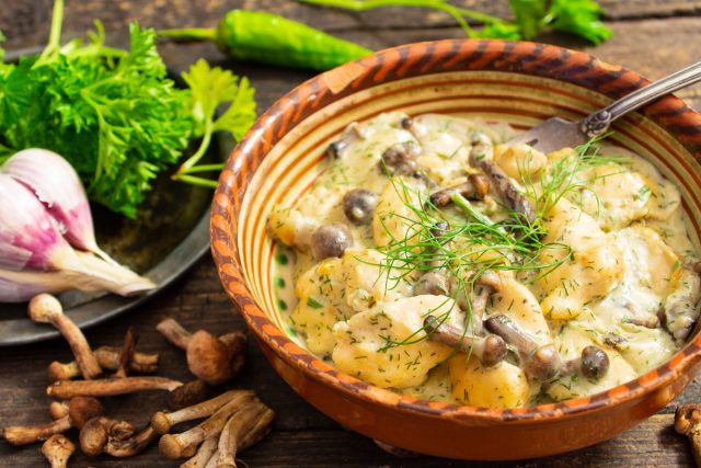 Бефстроганов из курицы с грибами