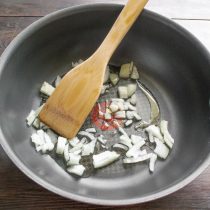 Бросаем нарезанную мелкими кубиками луковицу, обжариваем несколько минут.