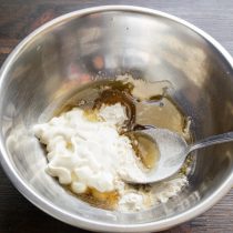 Пока курица жарится, смешаем соус.