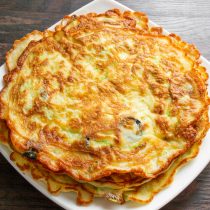 Готовые блины из кабачков с сыром и оливками укладываем стопкой.