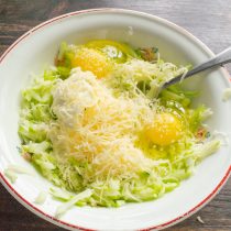 Разбиваем в тесто куриные яйца. Насыпаем соль по вкусу.