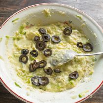 Оливки без косточек нарезаем тонкими колечками.