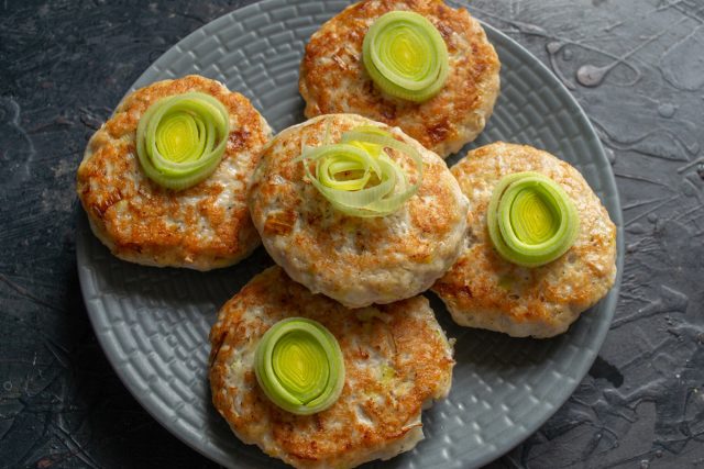 Подаём котлеты из куриной грудки с картошкой и луком-пореем горячими, на гарнир овощной салат, картофельное пюре или рассыпчатый рис.
