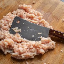 Ножом или топориком рубим мясо на доске в фарш.