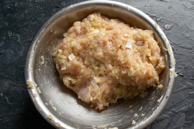 Хорошо вымешиваем котлетный фарш, лучше руками, как вымешивают тесто.
