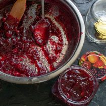 Раскладываем остывший джем в сухие банки, удаляем чистой ложкой воздушные карманы.