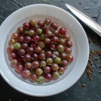 Для меня самая большая проблема в крыжовнике – носики и хвостики.